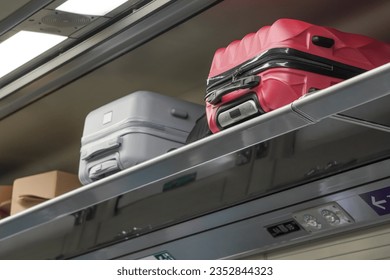 Equipaje de los pasajeros del tren y del avión en la cabina. Maleta y bolso tamaño cabina. Concepto de transporte público masivo, viajes, viaje, viaje, regreso a casa, vacaciones y vacaciones.