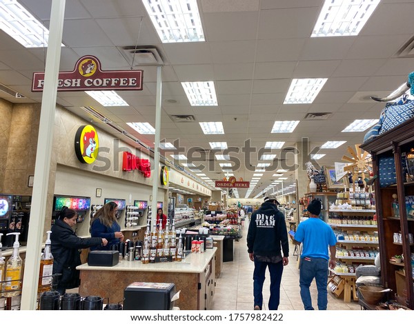 Luling,
TX/USA-2/25/20: A soda fountain at a Buc ees.  The Buc ees gas
station, fast food restaurant, and convenience store with food,
beverages, snacks, knick knacks, and
clothing.