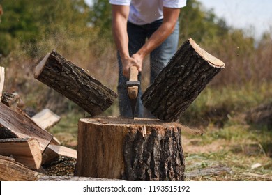 Lumberjackholzholz für den Winter, Junger Mann holzholz mit Axt
