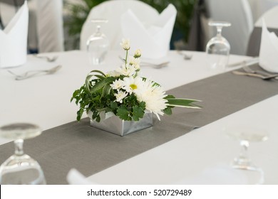Lunch Desk With Flower Banquet Decoration For Wedding Event