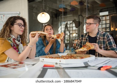 Hora del almuerzo. Grupo de personas comiendo pizza en la oficina.