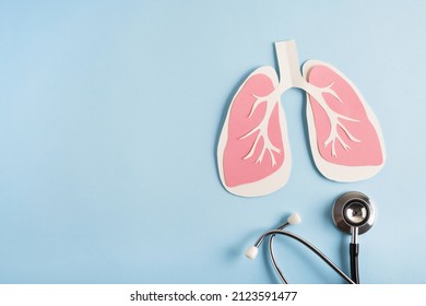 Lungen Papier dekoratives Modell mit medizinischem Stethoskop auf hellblauem Hintergrund. Tuberkulose-Tag, Lungenentzündung, Atemwegserkrankungen Konzept. Draufsicht, flache Lage, Kopienraum