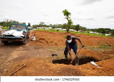 Lunsar, Sierra Leone - June 1, 2015: Gravedigger Prepares To Bury A New Death Person. Ebola Response Epidemic Disease In Africa, Ebola And Corona Virus Context