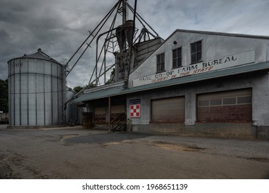 Luray, Virginia, USA - 2020 August 16: Exterior Of The Old Page Co-Op Farm Bureau On A Cloudy Day