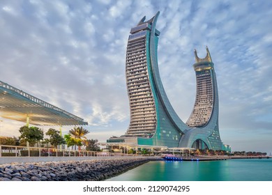 Lusail, Qatar - 25 de febrero de 2022: Edificios de Katara con vistas a Lusail Marina Park