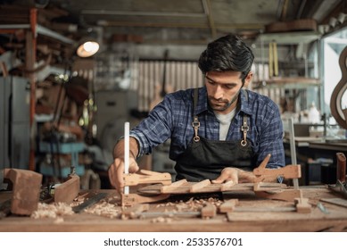 Luthier crea una guitarra y utiliza herramientas en una guitarra tradicional, abrazaderas en el cuerpo de una guitarra en construcción mejorando la adhesión del pegamento