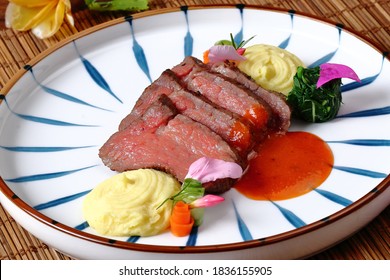 Luxuriöse eingeführte Wagyu-Steak mit grünem Blatt und Maiskartoffeln 