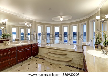 Luxurious Master Bathroom Interior Boasts Jetted Stockfoto Jetzt