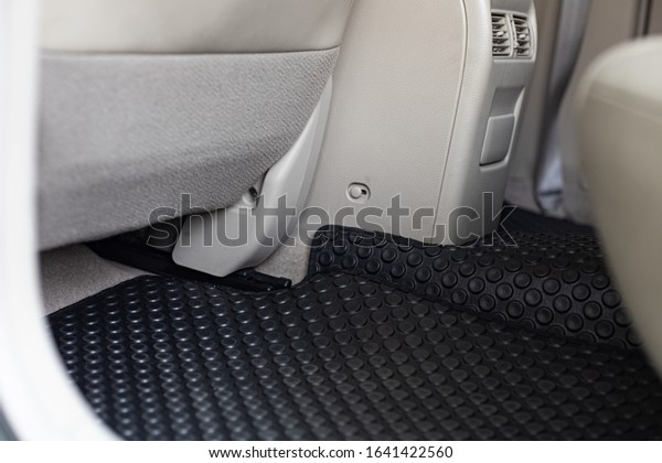 Luxurious rubber car floor\
mat