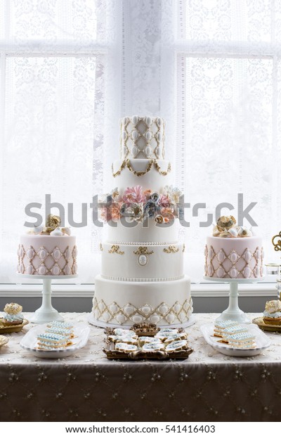 Luxurious wedding cake and\
champagne\
