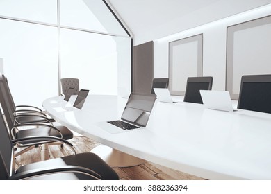 Luxuriöser Konferenzraum mit weißem ovalem Tisch, Laptops und Blankobildern, 3D-Render, Mockup