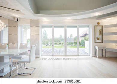 Luxury front room with window overlooking the garden