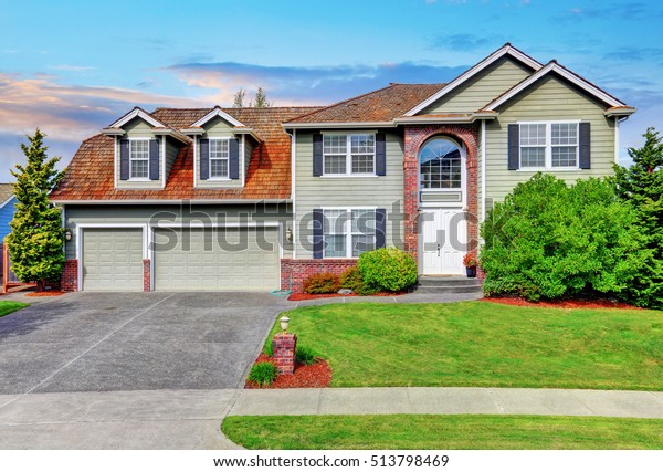 Luxury House Exterior Red Brick Trim Stock Photo Edit Now 513798469