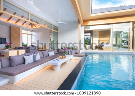 Luxury Interior Design Living Room Pool Stockfoto Jetzt