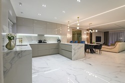 Luxusní Velká Moderní Bílá Mramorová Kuchyň Spojená S Jídelnou A Obývacím Pokojem
