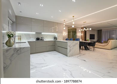Luxus große moderne Küche aus weißem Marmor, verbunden mit Esszimmer und Wohnzimmer