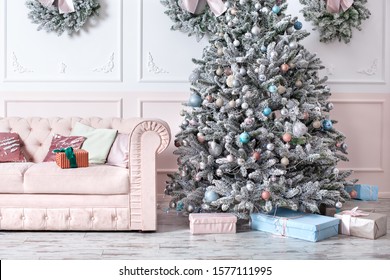 Luxury Living Room Interior With Sofa Decorated Chic Christmas Tree, Gifts And Pillows. Classic Interior In Pink Shades. Christmas At Home. Pink Sofa On Background Of Christmas Tree. Postcard Template