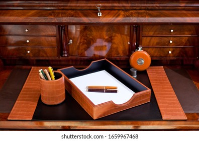 Luxury Office Set On Wooden Mahogany Gentleman Office Desk