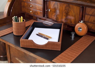 Luxury Office Set On Wooden Mahogany Gentleman Office Desk