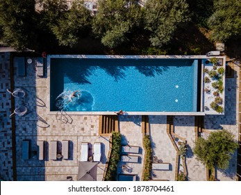 Luxury Resort With A View Over The Wine Field In Selinunte Sicily Italy. Infinity Pool With A View Over Wine Fields In Sicilia, A Couple On Luxury Vacation At The Island Of Sicily Italy