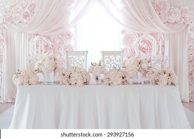 Luxus Hochzeitstisch mit schönen Blumen.  rosafarbene Stilrichtung