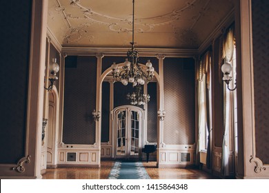 Lviv, Ukraine, 06.04.2019. Hall Of A Luxury Home. Corridor Between Rooms In An Antique Mansion With Vintage Wallpaper And Patterned Stucco On The Walls. Baroque Interior.