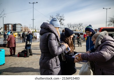 380 Volunteers Helping Asylum Seekers Images, Stock Photos & Vectors ...