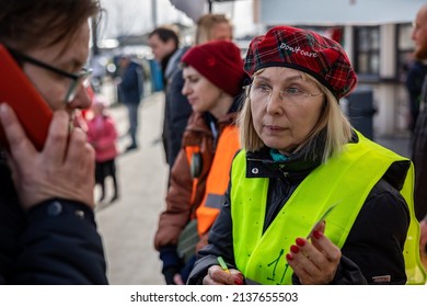 380 Volunteers Helping Asylum Seekers Images, Stock Photos & Vectors ...