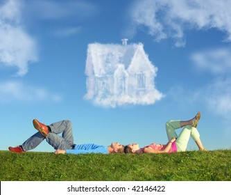 liegendes Paar auf Gras und Traumhaus-Collage