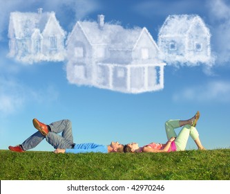 liegendes Paar auf Gras und träumt drei Wolkenhäuser Collage