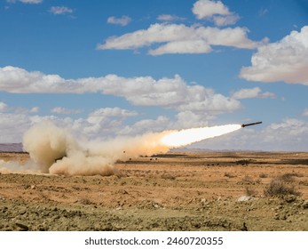 El sistema de cohetes de artillería de alta movilidad M142 (HIMARS) dispara balas reales durante un ensayo aire-tierra en Ben Ghilouf, Túnez, el 9 de mayo de 2024.