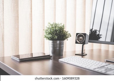 Mac / Pc on Table