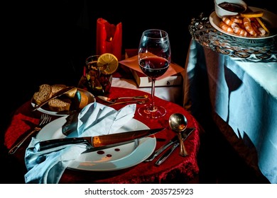 Un dîner mystérieux à Macabre avec un couteau de sang