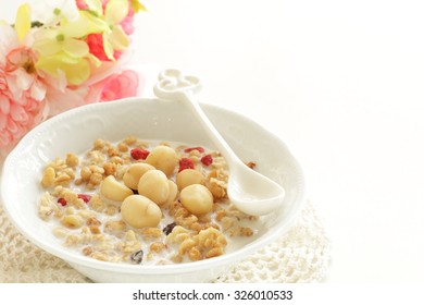 Macadamia Nut And Granola