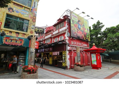 MACAO, CHINA - OCT 20 : The Famous Food Street At Rua Do Cunha In Taipa Island, Macao On October 20 2017.