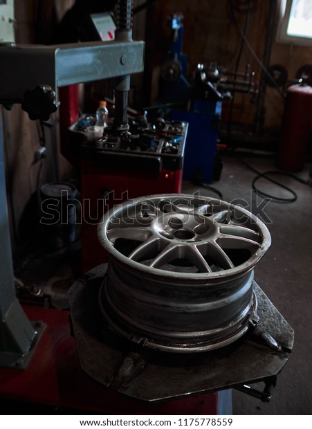 Machine for removing rubber from the\
wheel disc How to remove the tire from the car Alloy\
Wheels