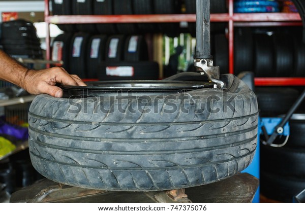 Machine for removing rubber from\
the wheel disc How to remove the tire from the car Alloy\
Wheels.
