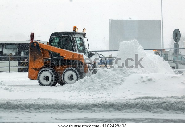 machine for snow removal\
cleans the road