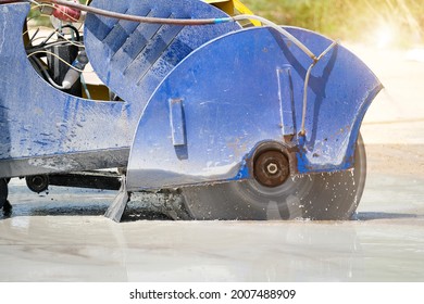 Machinery cutting concrete hi power at construction