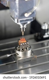 Präzisionsteile mit CNC-Bearbeitungszentrum, Hochgenauigkeit bei der Formenfertigung und der CNC-Hochgeschwindigkeits-Schneidmaschine