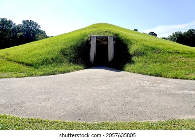 Macon, GA - 2021: Ocmulgee Mounds National Historical Park Preserves Earthworks Built By South Appalachian Mississippian Culture. Entrance To Circular Earth Lodge Built For Meetings And Ceremonies.