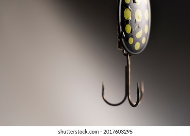 Macro Inline spinner bait dark theme