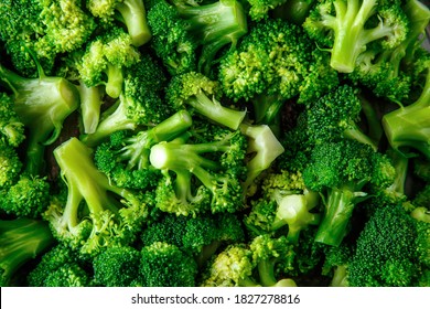 Макро фото зеленая брокколи из свежих овощей. Свежая зеленая брокколи на столе из черного камня.Овощ брокколи богат витамином.Овощи для диетического и здорового питания.Органические продукты питания.