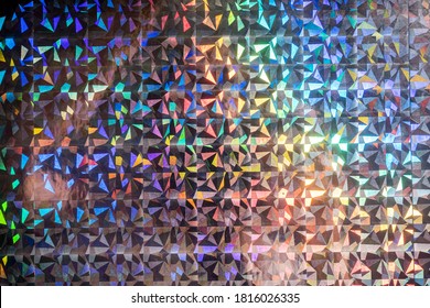 Makrofoto von silberner Regenbogen-holografischer Folie, bunter Hologramm-Oberfläche, glänzender Gittermuster-Hintergrund.
