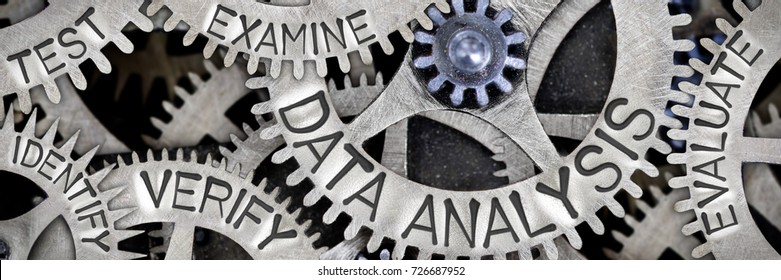 Makrofoto des Zahnradmechanismus mit den Wörtern "DATA ANALYSIS", "VERIFFEN", "EVALUIEREN", "PRÜFEN", "TEST" und "IDENTIFIZIEREN"