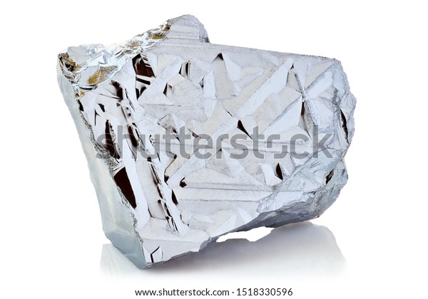 白い背景にニッケル金属鉱石のマクロ撮影 輝く鉱物の素晴らしい粗い写真の接写 の写真素材 今すぐ編集