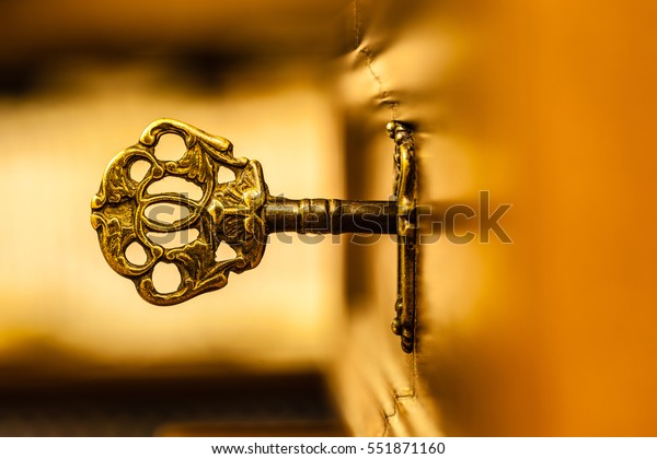 макро-выстрел античного и выветриваного ключа в его замочной скважине