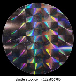 Makrotop-Aufnahme-Foto von holografischem Folienaufkleber mit cooler Rastermuster-Textur, Holo-Aufkleber auf echtem Papier einzeln auf schwarzem Hintergrund mit schönen Lichtreflektionen und Kratzern.