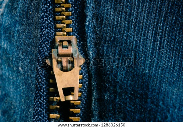 青いジーンズのズボンに黄色のジッパー 限定フォーカスジッパーのマクロ 青いジャンのズボンの背景にロイヤリティの高品質な無料写真素材画像 テキスト用のスペース付き の写真素材 今すぐ編集