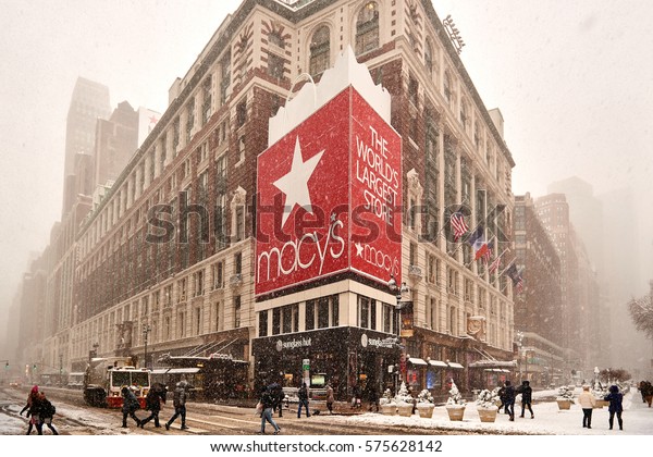 Macy\'s Herald Square in snow storm Niko on February\
9th, 2017.